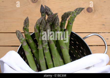 Asparago verde giacente in stoviglie Foto Stock