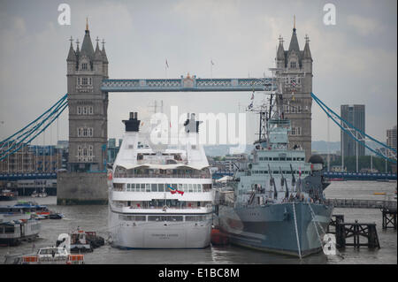 Il Tower Bridge, Londra UK. Il 29 maggio 2014. MV Seabourn Legend, registrati in Nassau, è stata ormeggiata lungo HMS Belfast nel centro di Londra per diversi giorni, parte oggi per Ronne in Danimarca Credito: Malcolm Park editoriale/Alamy Live News Foto Stock