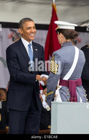 Il Presidente Usa Barack Obama scuote le mani con una femmina di cadet a cerimonie di laurea presso l'U.S. Accademia militare Maggio 28, 2014 a West Point, New York. Foto Stock