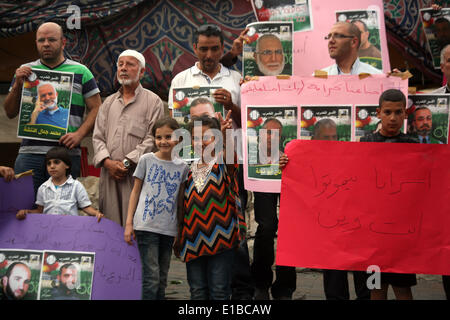 Gerusalemme, Gerusalemme, Territorio palestinese. 29 Maggio, 2014. Giovani palestinesi banner in attesa durante una manifestazione di protesta per solidarietà con i prigionieri palestinesi, in Gerusalemme Est quartiere di Silwan il 29 maggio 2014. Essa è stata di circa 120 palestinesi detenuti senza processo in Israele su un open di sciopero della fame, e solo assunzione di sale, acqua potabile, negli ultimi trenta giorni di tempo per porre fine alla cosiddetta "detenzione amministrativa © Saeed Qaq APA/images/ZUMAPRESS.com/Alamy Live News Foto Stock