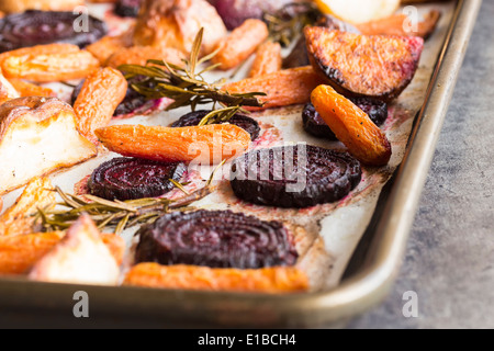 Barbabietole, carote, patate e cipolle viola arrosto con rosmarino Foto Stock