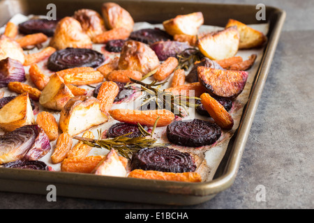 Barbabietole, carote, patate e cipolle viola arrosto con rosmarino Foto Stock