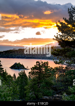 Alba sul Emerald Bay con Fannette Island, il lago Tahoe, California. Foto Stock
