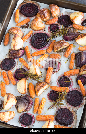 Barbabietole, carote, patate e cipolle viola arrosto con rosmarino Foto Stock