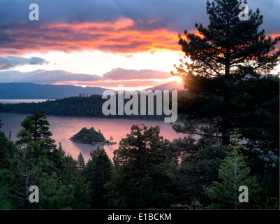 Alba sul Emerald Bay con Fannette Island, il lago Tahoe, California. Foto Stock