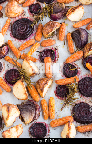 Barbabietole, carote, patate e cipolle viola arrosto con rosmarino Foto Stock