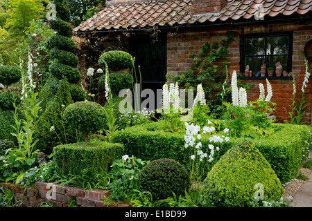 Il Topiarist giardino, un giardino artigianale al Chelsea Flower Show 2014, London, Regno Unito Foto Stock