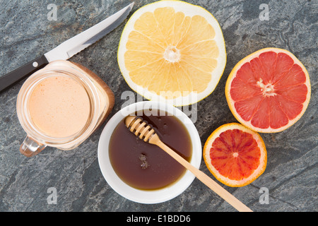 La deliziosa colazione rinfrescante bevanda di spremuta di pompelmo servito con il miele e il succo di pompelmo dimezza la salute Foto Stock