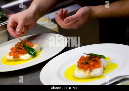 Piccole porzioni di cibo o tapas in un ristorante. Santander, Cantabria, Spagna, Europa. Foto Stock