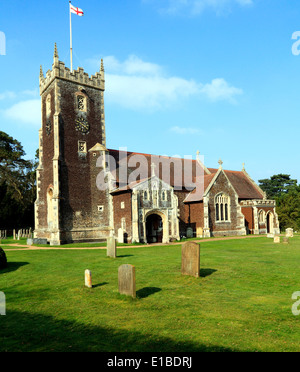 Sandringham Chiesa Parrocchiale, Norfolk, Inghilterra UK battenti bandiera di San Giorgio, Saint George's bandiere inglese medievale chiese Foto Stock