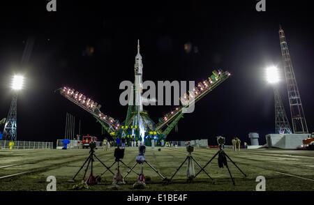 Il russo Soyuz TMA-13M rocket si prepara a lanciare per la Stazione Spaziale Internazionale portando Expedition 40 equipaggio Maxim Suraev di l'agenzia spaziale federale russa, Reid Wiseman della NASA e Alexander Gerst dell'Agenzia Spaziale Europea 29 maggio 2014 presso il cosmodromo di Baikonur in Kazakistan. Suraev, Gerst e Wiseman trascorreranno i prossimi sei mesi a bordo della Stazione Spaziale Internazionale. Foto Stock