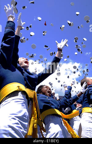 Cadetti a US Air Force Academy Classe di 2014 festeggiare gettando i loro cappelli in aria a conclusione di inizio Maggio 28, 2014a Colorado Springs, Colorado. Foto Stock