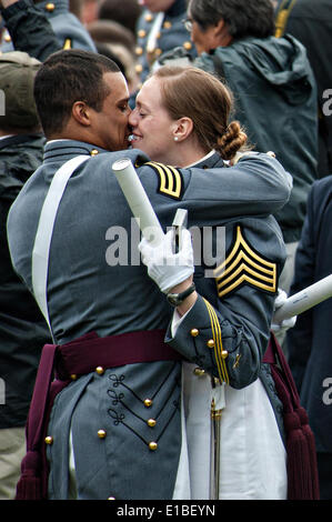 Cadetti abbracciare a noi Accademia militare in piena parade vestito come essi celebrano il completamento delle cerimonie di laurea Maggio 28, 2014 a West Point, New York. Più di mille cadetti della classe del 2014 hanno ricevuto i loro diplomi in Michie Stadium e sono state commissionate secondo luogotenenti NEGLI STATI UNITI Esercito. Foto Stock