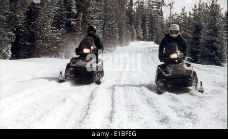 Gli amanti delle motoslitte e dello sci di fondo apprezzano le attività invernali nella zona di Chief Joseph, Montana. Questa regione offre eccellenti opportunità ricreative all'aperto con paesaggi innevati perfetti per escursioni in motoslitta e sci. Foto Stock