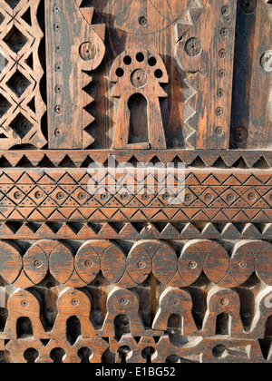 Close up dettaglio di legno intagliato su una porta marocchina Foto Stock