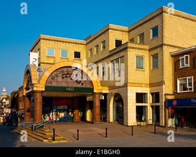 Il Belfry Shopping Centre in Redhill Surrey in Inghilterra UK una zona pedonale sulla Strada Alta con M&S nella parte anteriore dell'edificio Foto Stock