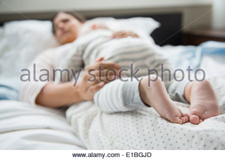 La madre e il bambino che dorme sul letto