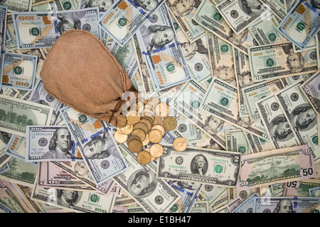 Sfondo di American 100 banconote di dollari sparsi in modo casuale che copre completamente la superficie con un sacco di Hesse di spargimento fare Foto Stock