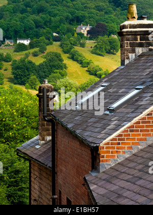 Vista sopra i tetti verso le colline oltre il Derwent Valley nel villaggio di Matlock Bath nel Derbyshire Dales Peak District Inghilterra REGNO UNITO Foto Stock