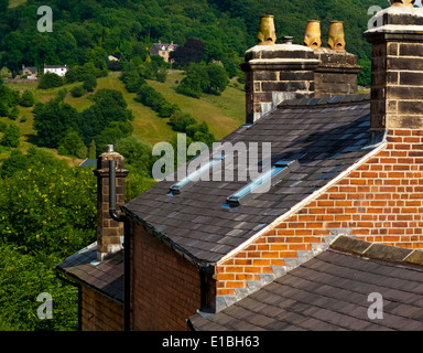 Vista sopra i tetti verso le colline oltre il Derwent Valley nel villaggio di Matlock Bath nel Derbyshire Dales Peak District Inghilterra REGNO UNITO Foto Stock