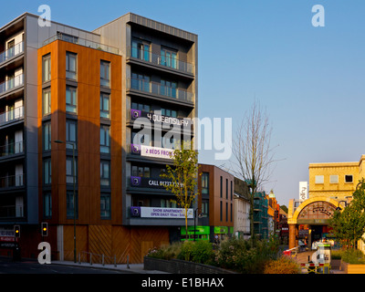 Nuova costruzione blocco di appartamenti in Redhill centro città Surrey in Inghilterra Regno Unito un " commuter " cittadina a sud di Londra Foto Stock