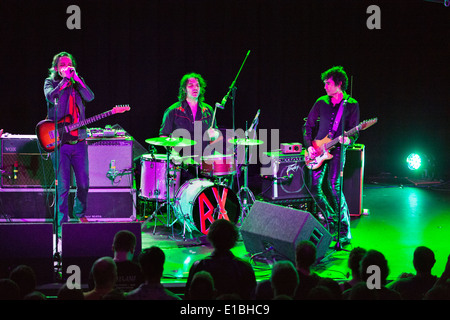 La Jon SPENCER BLUES EXPLOSION, il salvataggio di camere, Nottingham, Regno Unito, 16 maggio 2014. Jon Spencer (a destra), con Giuda Bauer (l) e Russell Simins (centro). Foto Stock