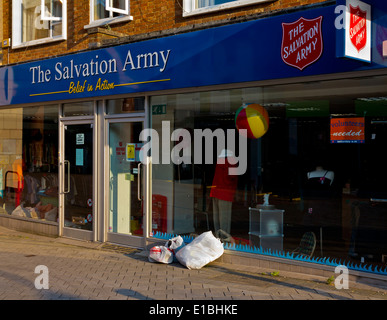 Sacchetti di Donato abbigliamento esterno sinistro per un Esercito della Salvezza high street carità shop in Redhill Surrey in Inghilterra REGNO UNITO Foto Stock