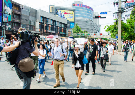 News reporter era contro il colpo di stato militare di persone che vogliono la democrazia si sono riuniti a Bangkok, in Thailandia Foto Stock