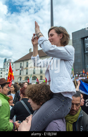 Parigi, Francia, Anti-Extreme Right Demonstration by French Teens Students, donna che scatta foto di protesta politica con Smart Phone on Street Foto Stock