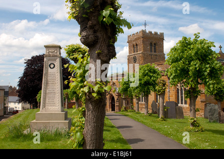 Memoriale di guerra e la chiesa di San Lorenzo, Long Buckby, Northamptonshire, England, Regno Unito Foto Stock