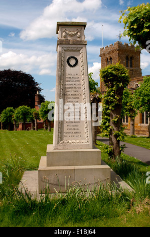 Memoriale di guerra e la chiesa di San Lorenzo, Long Buckby, Northamptonshire, England, Regno Unito Foto Stock