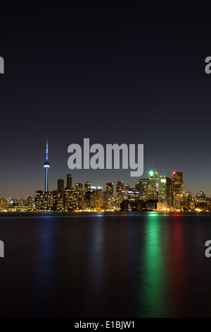 Toronto Cityscape verticale di notte Foto Stock