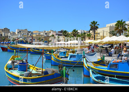 Luzzu barche nel porto di Marsaxlokk, Marsaxlokk, Sud distretto orientale, Malta Xlokk Regione, Repubblica di Malta Foto Stock