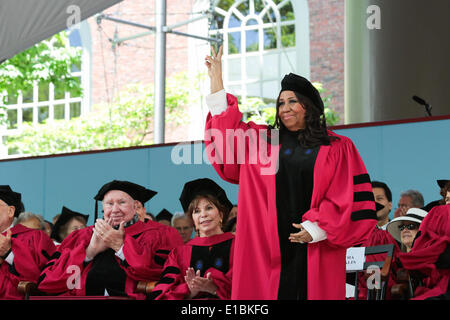 Cambridge, Massachusetts, USA. 29 Maggio, 2014. Il leggendario cantante Aretha Franklin era a portata di mano per ricevere la laurea honoris causa nel corso dell'Università di Harvard 363 cerimonia di inizio di Cambridge, Massachusetts. Franklin anche cantato l inno nazionale durante la cerimonia. Credito: Nicolaus Czarnecki/METRO Boston/ZUMAPRESS.com/Alamy Live News Foto Stock