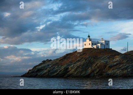 Faro sull isola di Kea nel Mare Egeo, Grecia Foto Stock