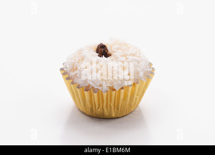 Beijinho è brasiliana dolce fatto con latte condensato e cocco Foto Stock
