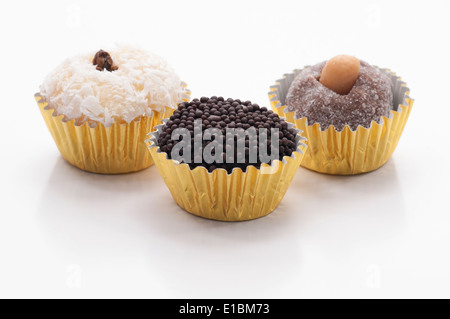 Tre dolci brasiliano - Beijinho, Brigadeiro e Cajuzinho su sfondo bianco Foto Stock