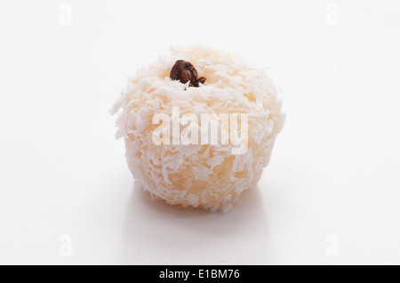 Beijinho è brasiliana dolce fatto con latte condensato e cocco Foto Stock