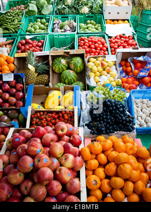 Colorata frutta, verdura e produrre in vendita presso il Marsaxlokk mercato domenicale di Marsaxlokk, Malta. Foto Stock