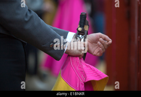 Il torero prepara i suoi pugnali dietro la barriera della corrida Foto Stock