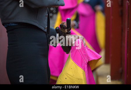 Il torero prepara i suoi pugnali dietro la barriera della corrida Foto Stock