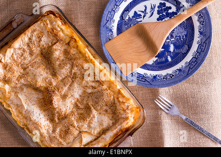 Pane appena sfornato borek o burek, una pasticceria balcanica fatta di luce in scaglie di pasta fillo in una teglia da forno in attesa di essere serviti con un woo Foto Stock