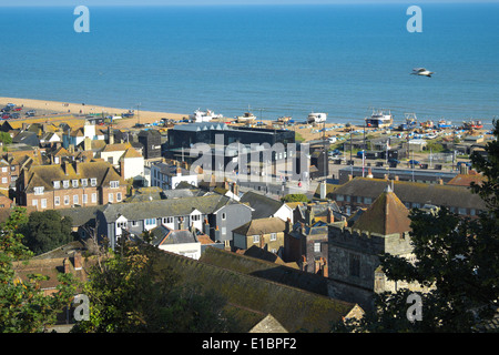 Vista sulla città vecchia di Hastings alla galleria d'arte contemporanea di hastings, con piastrelle nere, sulla spiaggia, East Sussex, Regno Unito Foto Stock