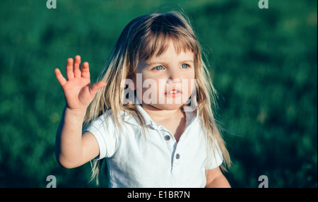 Bambina sventolando Foto Stock