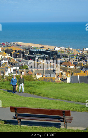 Vista sulla città vecchia di Hastings fino alla Galleria d'Arte Contemporanea di Hastings sulla spiaggia, East Sussex, Inghilterra, Regno Unito Foto Stock