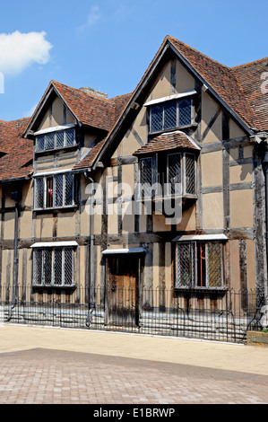 Vista frontale del luogo di nascita di Shakespeare lungo Henley Street, Stratford-Upon-Avon, Inghilterra, Regno Unito. Foto Stock