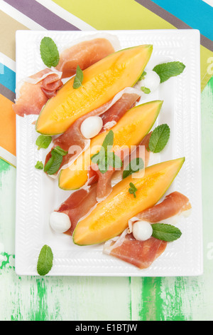 Fette di Melone con prosciutto e mozzarella Foto Stock