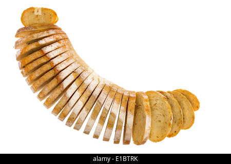 Pane fresco di fettine di rosmarino e pane di patate disposte in una forma a mezzaluna con le fette strombate, visto dal di sopra isolato Foto Stock