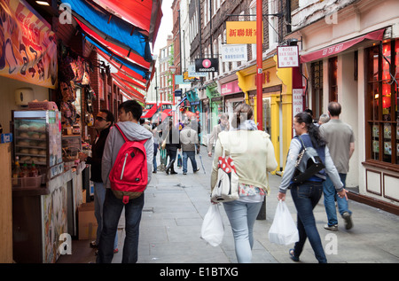 I visitatori su Newport Crt in Chinatown, Soho di Londra - Regno Unito Foto Stock