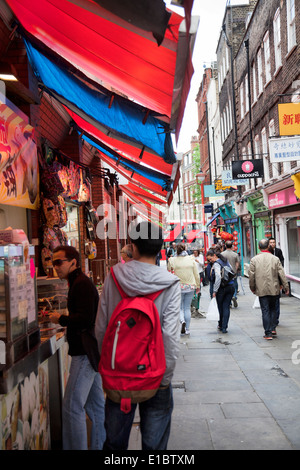 I visitatori su Newport Crt in Chinatown, Soho di Londra - Regno Unito Foto Stock